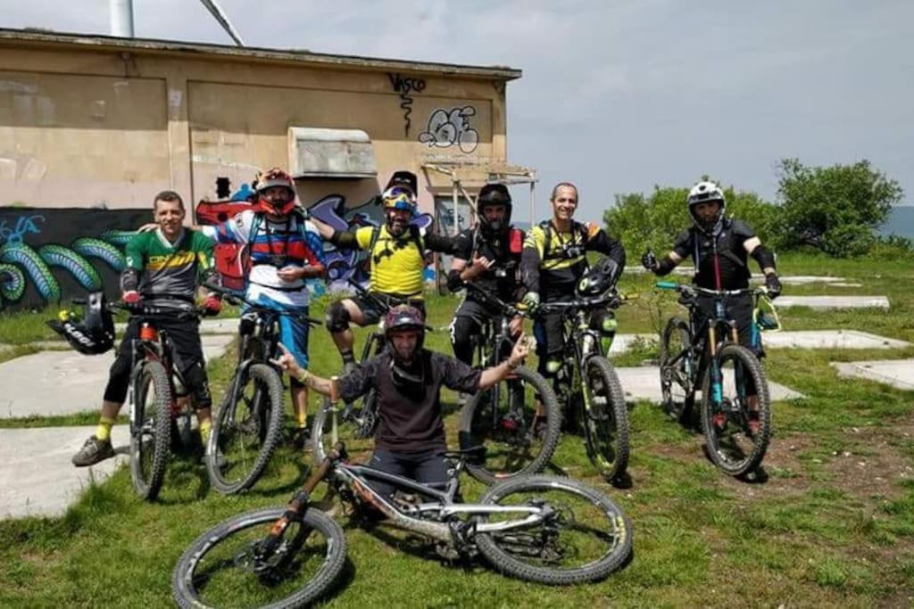 Bee Freeride Bikers House